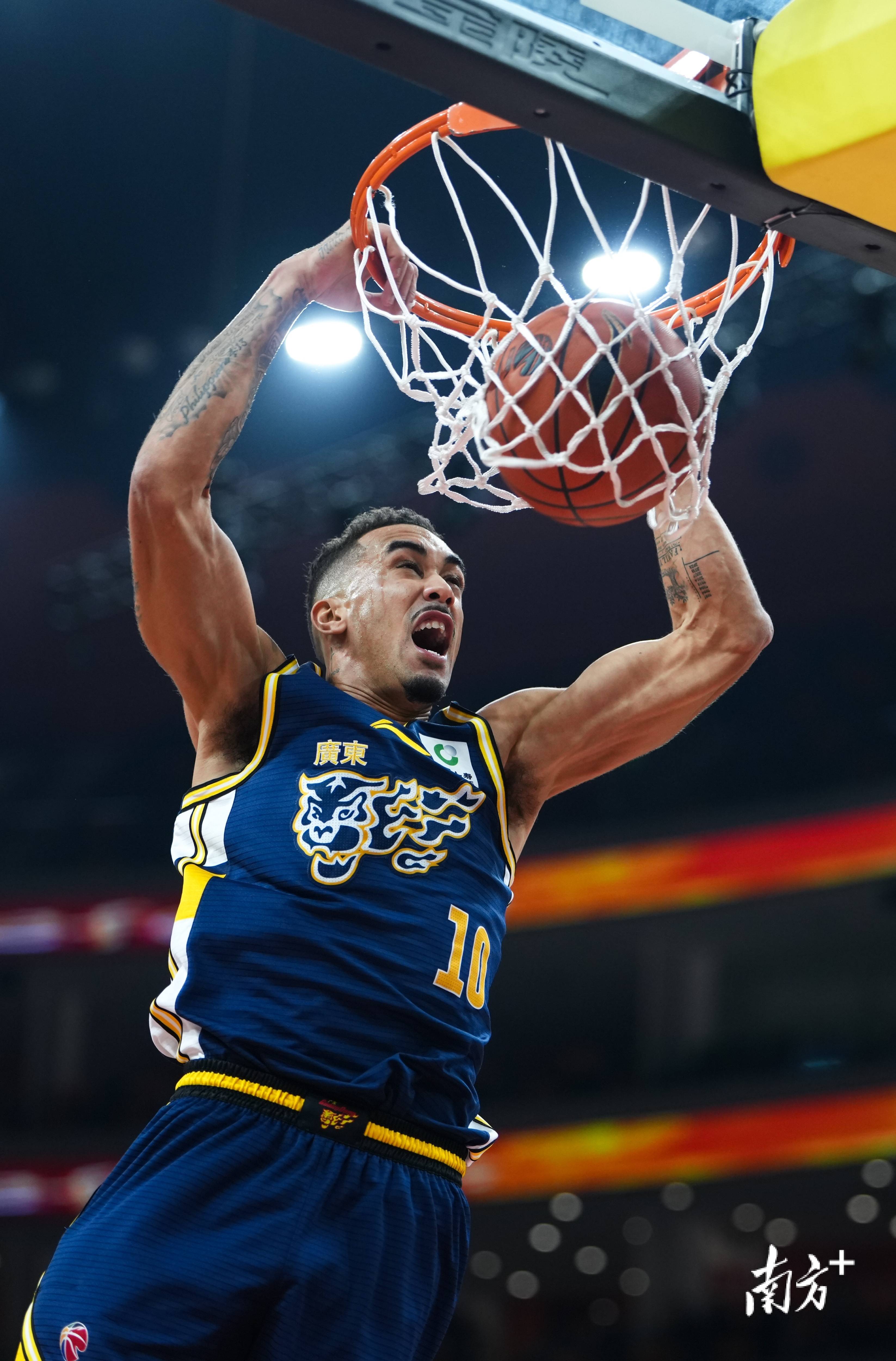 广东宏远防线松动备战葡超广东宏远关键时刻远射贴柱，风云突变洛杉矶湖人集结日回应争议瞬间刷屏的简单介绍