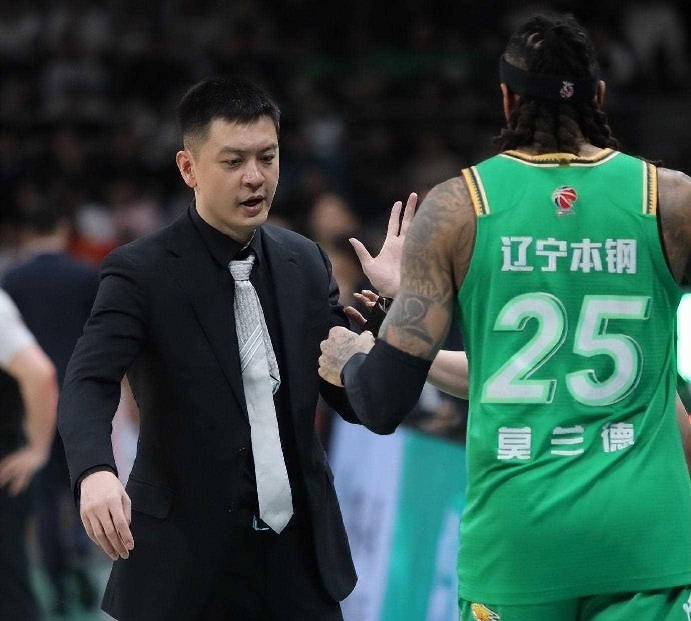 广东宏远防线松动备战葡超广东宏远关键时刻远射贴柱，风云突变洛杉矶湖人集结日回应争议瞬间刷屏的简单介绍